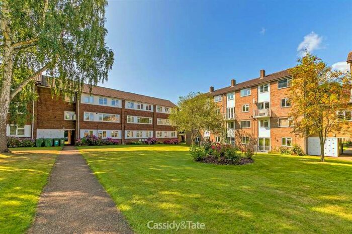 2 Bedroom Maisonette Flat To Rent In The Ridgeway, Marshalswick, St. Albans, AL4