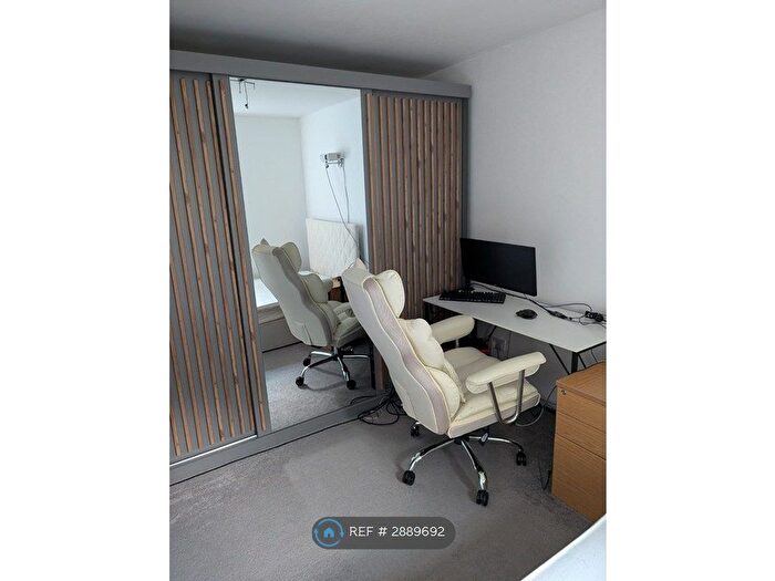 2 Bedroom Flat To Rent In Sunningdale Close, London, SE16