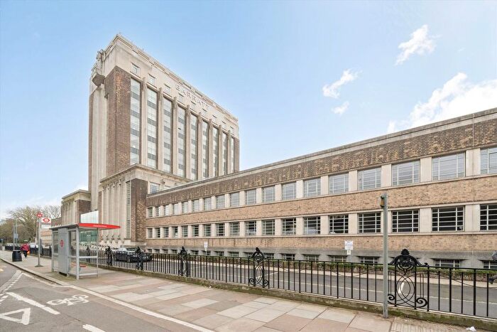 1 Bedroom Flat To Rent In Great West Road, Brentford, TW8