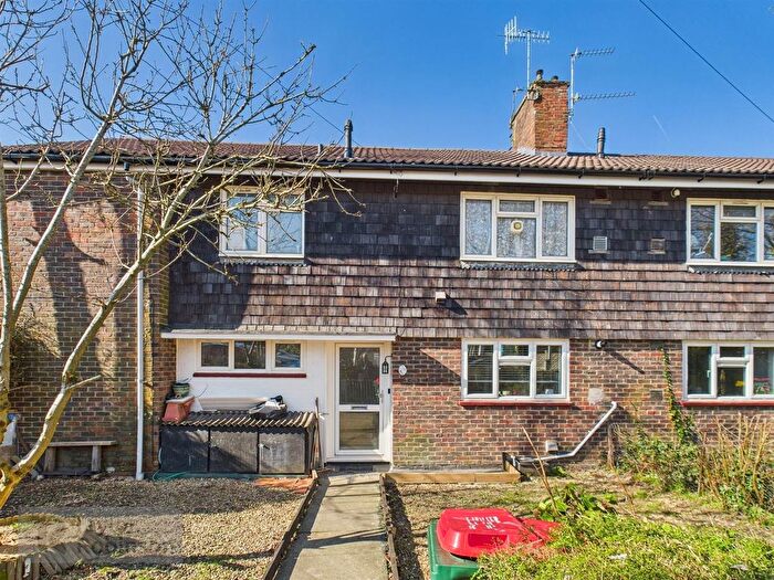 2 Bedroom Maisonette For Sale In Martyrs Avenue, Crawley, RH11