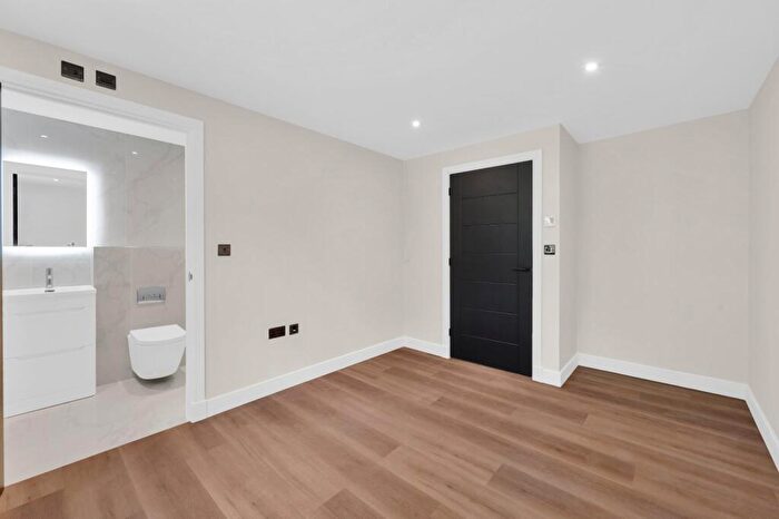 3 Bedroom Mews To Rent In Rochester Mews, Camden, NW1
