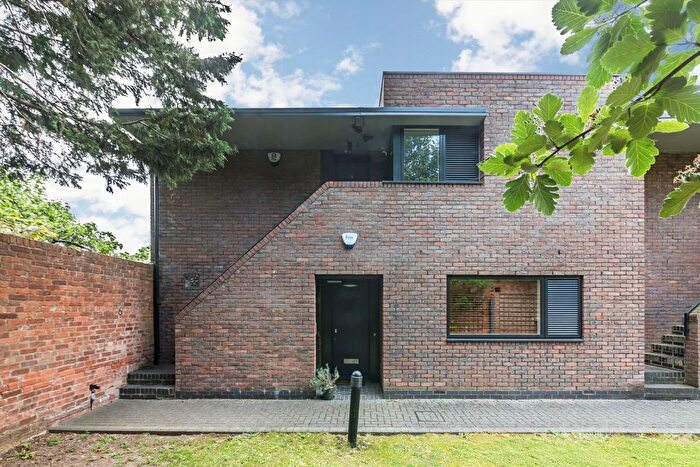 2 Bedroom Flat To Rent In Callington Mews, Twickenham, TW2