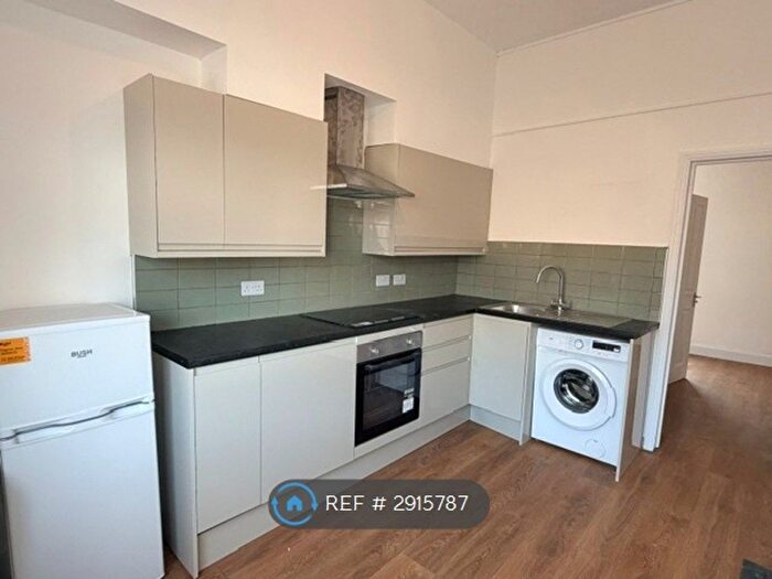 1 Bedroom Flat To Rent In Whitestile Road, Brentford, TW8