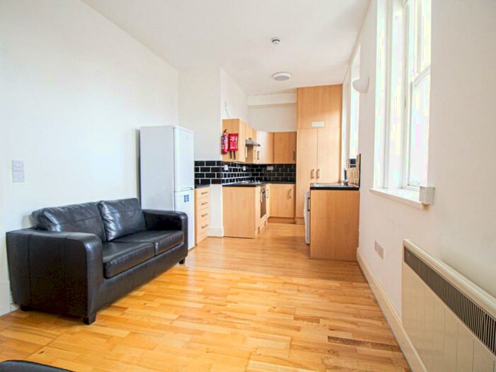 3 Bedroom Apartment To Rent In Hyde Terrace, Leeds, West Yorkshire, LS2