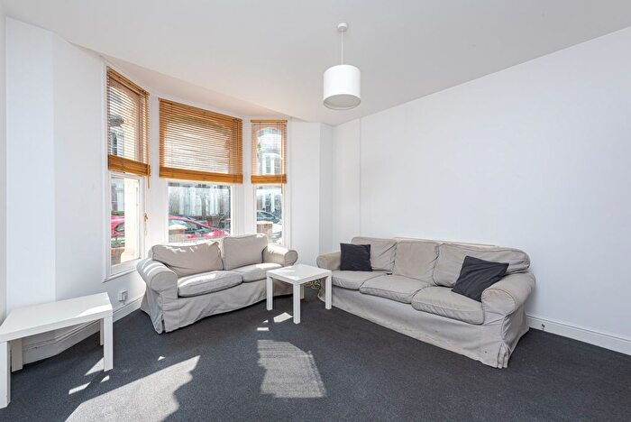 3 Bedroom Flat To Rent In St. Luke's Avenue, SW4