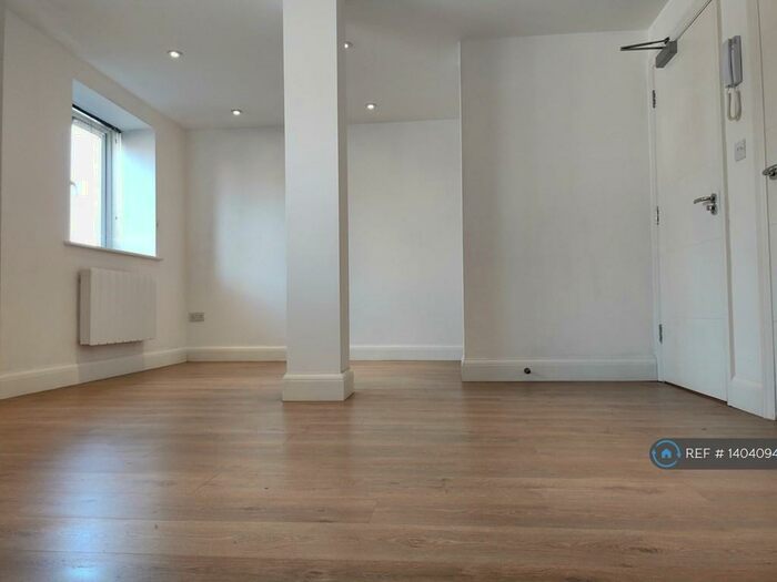 1 Bedroom Flat To Rent In Grayton House, Eastleigh, SO50