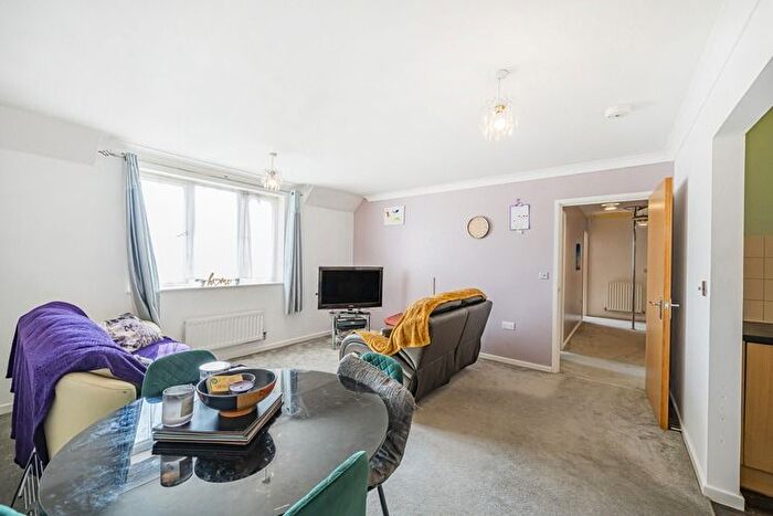 2 Bedroom Flat For Sale In Engineers Court, Reading, Berkshire, RG2