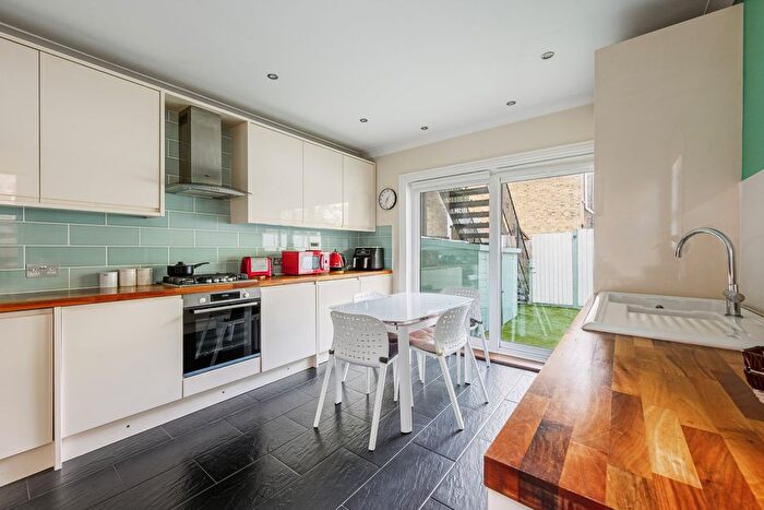 3 Bedroom Flat To Rent In Fauconberg Road, Grove Park, W4