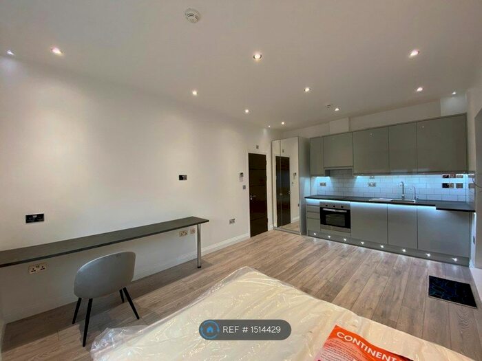 Studio To Rent In Friern Park, London, N12