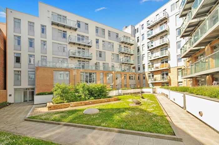 3 Bedroom Apartment To Rent In Salton Square, London, E14