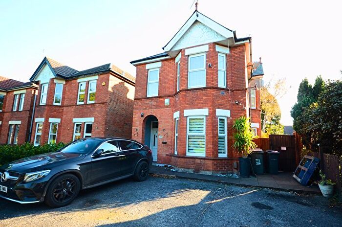 2 Bedroom Flat For Sale In Holdenhurst Road, Bournemouth, BH8