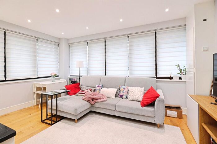 1 Bedroom Flat For Sale In Oxford Road, Stokenchurch, High Wycombe, HP14