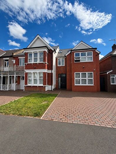 2 Bedroom Flat To Rent In Station Crescent, Ashford, Surrey, TW15