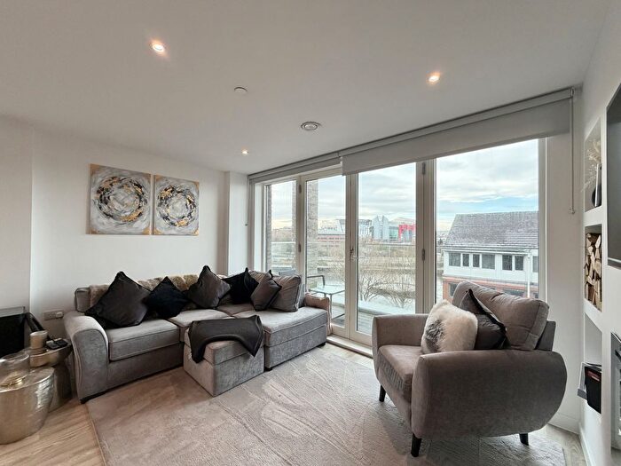 3 Bedroom Flat To Rent In Ariel Apartments, Ottinger Close, Salford, Lancashire, M50