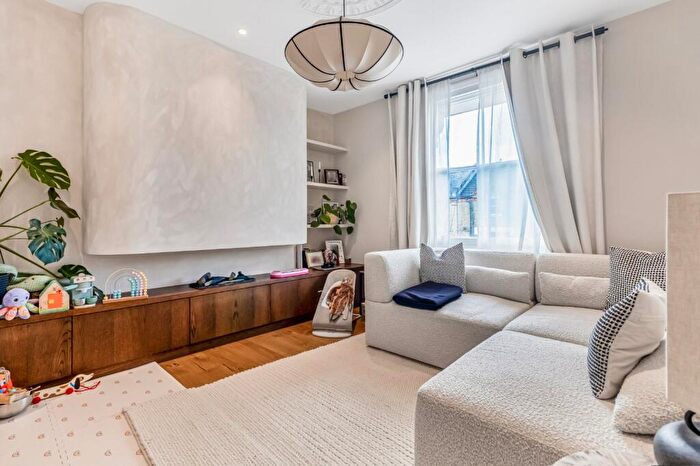 3 Bedroom Flat For Sale In Kingsgate Road, West Hampstead, London, NW6