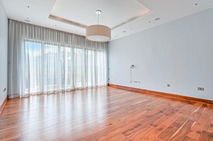 2 Bedroom Bungalow To Rent In Mews House, Kew Bridge Court, London, W4