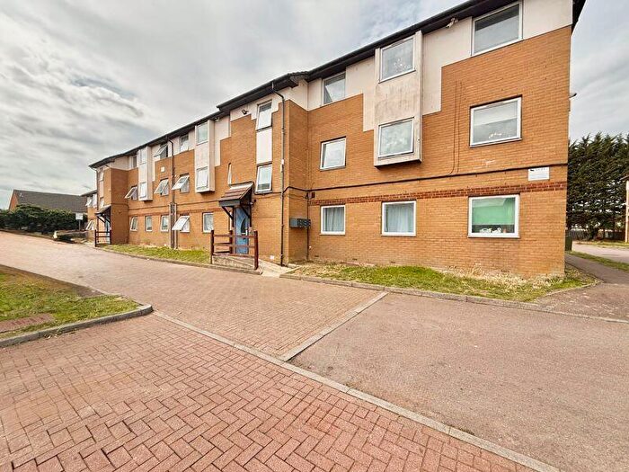 2 Bedroom Flat For Sale In Milliners Way, Luton, LU3