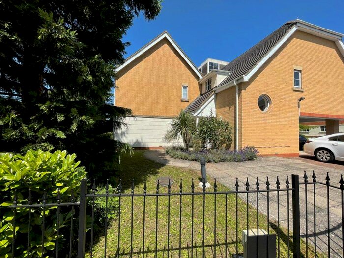 2 Bedroom Flat To Rent In Avenue Heights Reading, RG2