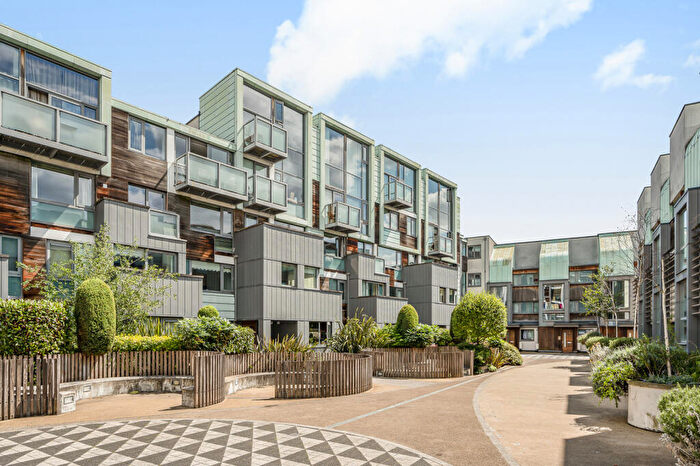 2 Bedroom Apartment For Sale In Peacock Place, London, N1