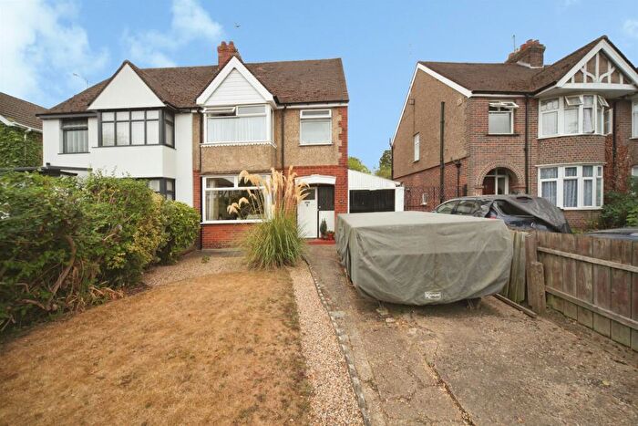 3 Bedroom Semi Detached House For Sale In Ashcroft Road, Luton, LU2