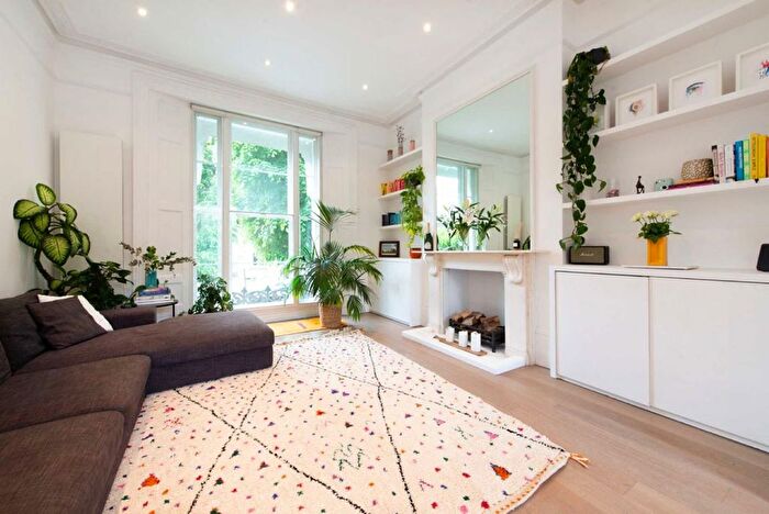 2 Bedroom Flat To Rent In Pembridge Villas, London, W11