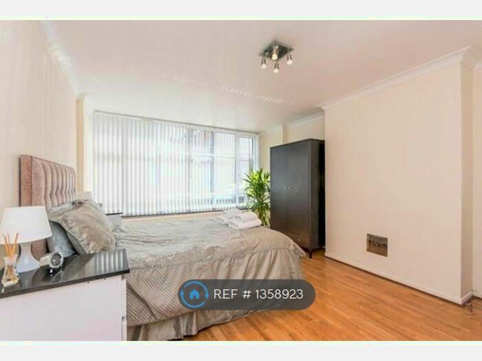 3 Bedroom Flat To Rent In Ground Floor, London, NW10