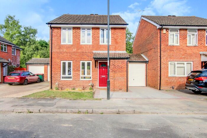 3 Bedroom Link Detached House To Rent In Shetland Close, Crawley, RH10