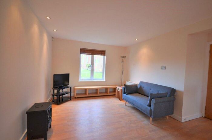 3 Bedroom Garage / Parking To Rent In Stretford Road, Manchester, Greater Manchester, M15