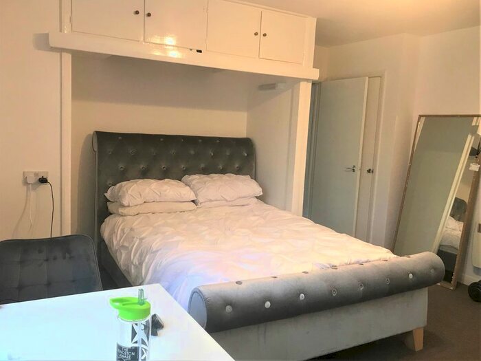 Studio To Rent In Ardrossan Gardens, Worcester Park, KT4