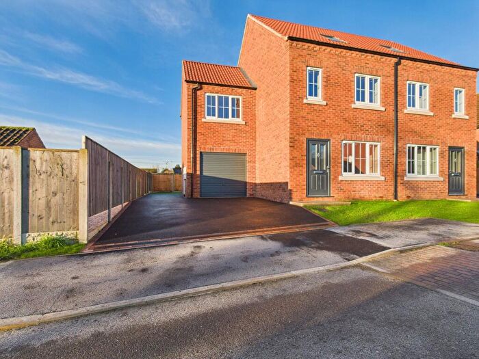 4 Bedroom Semi-Detached House To Rent In Saffre Close, Winterton, DN15