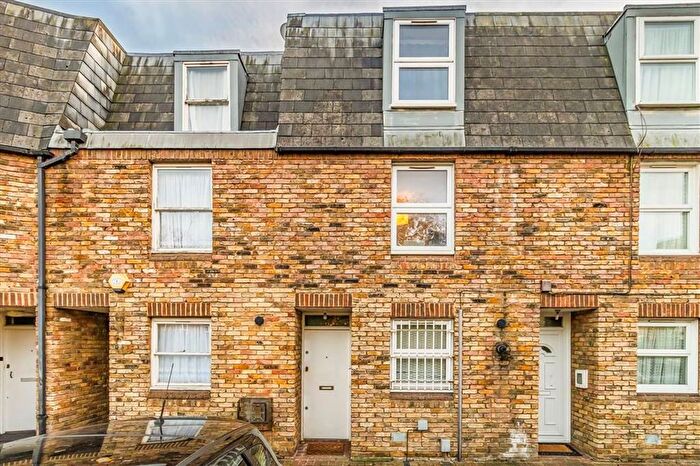 3 Bedroom Property For Sale In Pickworth Close, Stockwell, SW8