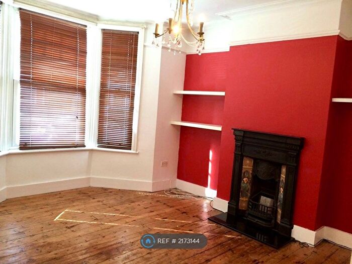 2 Bedroom Flat To Rent In Elmhurst Mansions, London, SW4
