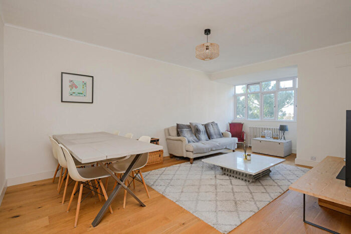 3 Bedroom Apartment For Sale In Kingston Hill, Kingston Upon Thames, KT2