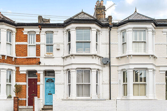 2 Bedroom Flat For Sale In Eversleigh Road, Shaftesbury Estate, London, SW11