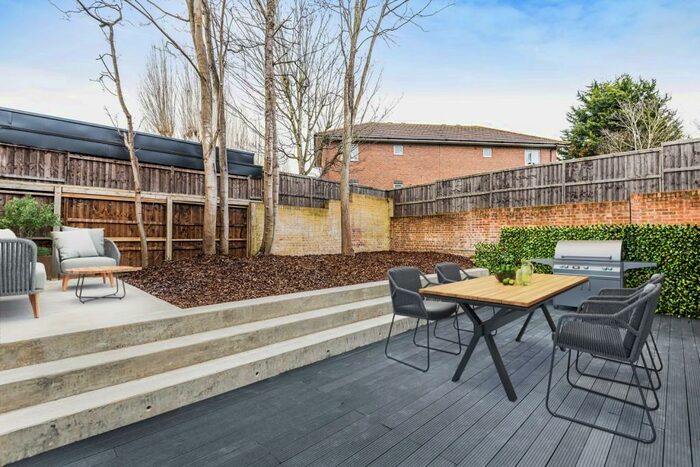 3 Bedroom Flat To Rent In Baring Road London, SE12