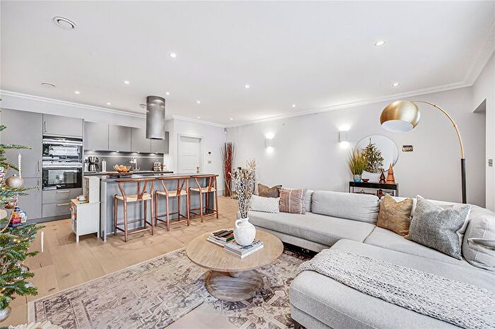 2 Bedroom Flat To Rent In Lower Addison Gardens, London, W14