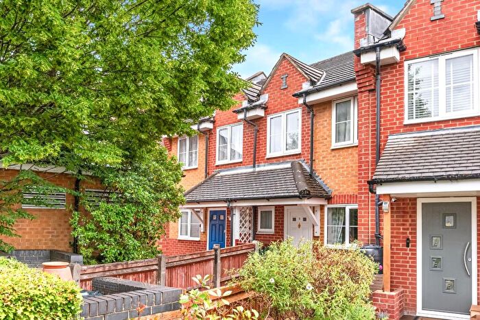 3 Bedroom End Of Terrace House For Sale In Costons Lane, Greenford, UB6