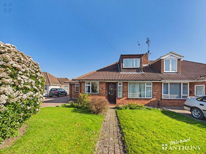 3 Bedroom Bungalow For Sale In Kendal Close, Aylesbury, HP21