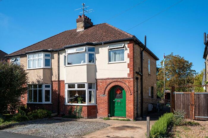 3 Bedroom Semi-Detached House For Sale In Kelvin Close, Cambridge, CB1