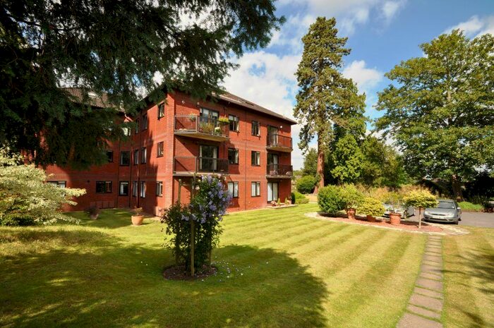 3 Bedroom Flat To Rent In Laustan Close, Guildford, GU1