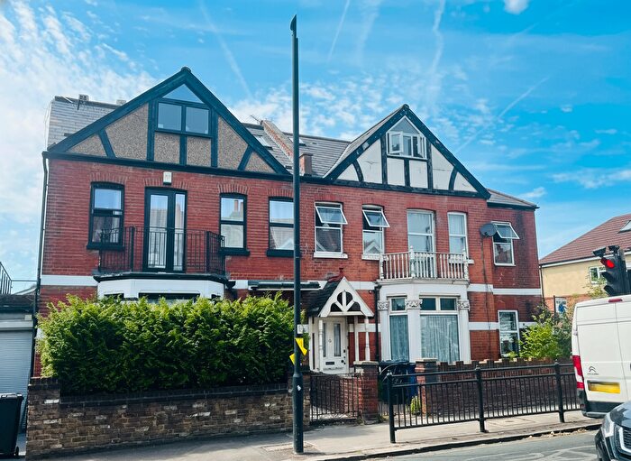 Detached House For Sale In Greenford Avenue, London, W7
