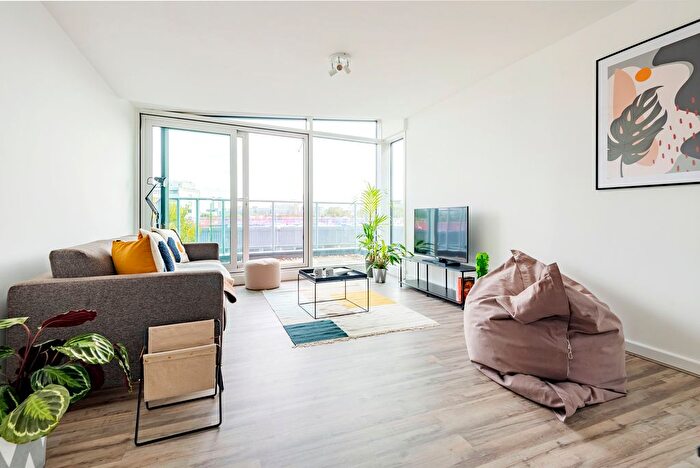 3 Bedroom Flat To Rent In Kentish Town Road, Camden, London, NW1