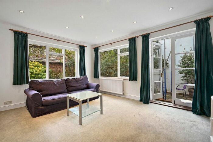 2 Bedroom Flat To Rent In Godolphin Road, Shepherds Bush, London W12