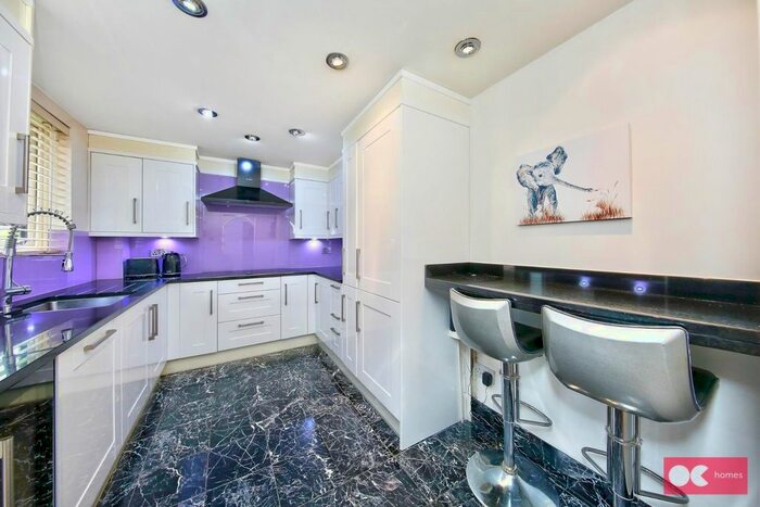 2 Bedroom Flat To Rent In Parkstone Avenue, Emerson Park, Hornchurch, RM11