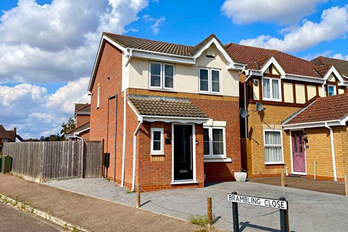 3 Bedroom Detached House For Sale In Kestrel Way, Sandy, SG19