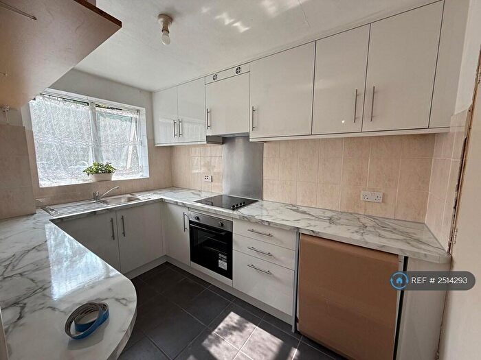 1 Bedroom Flat To Rent In Trotwood, Chigwell, IG7