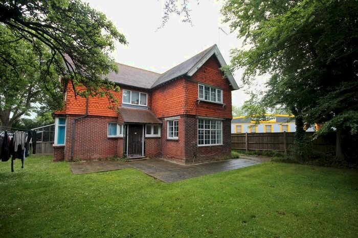 2 Bedroom Flat To Rent In Dominion Road, Worthing, West Sussex BN14