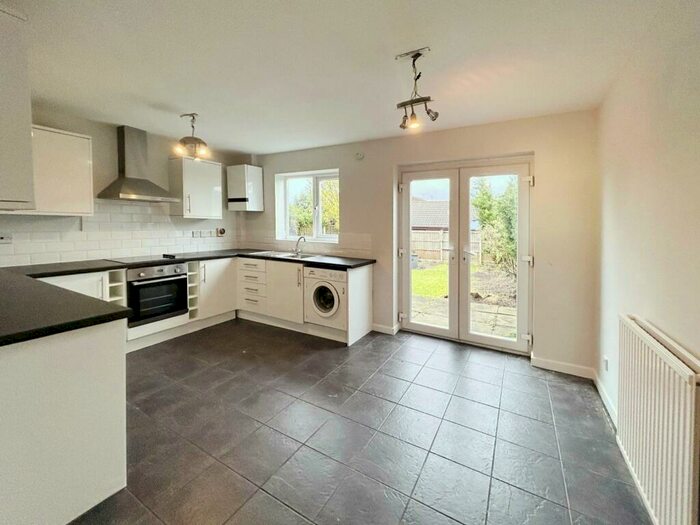 3 Bedroom SemiDetached House To Rent In Priory Street, Ashtonon