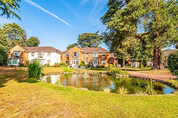 2 Bedroom Flat For Sale In Fairlawn, Weybridge, KT13