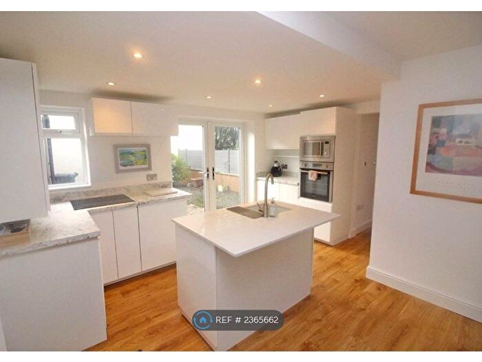 2 Bedroom Flat To Rent In Dulwich Gardens, Cardiff, CF5